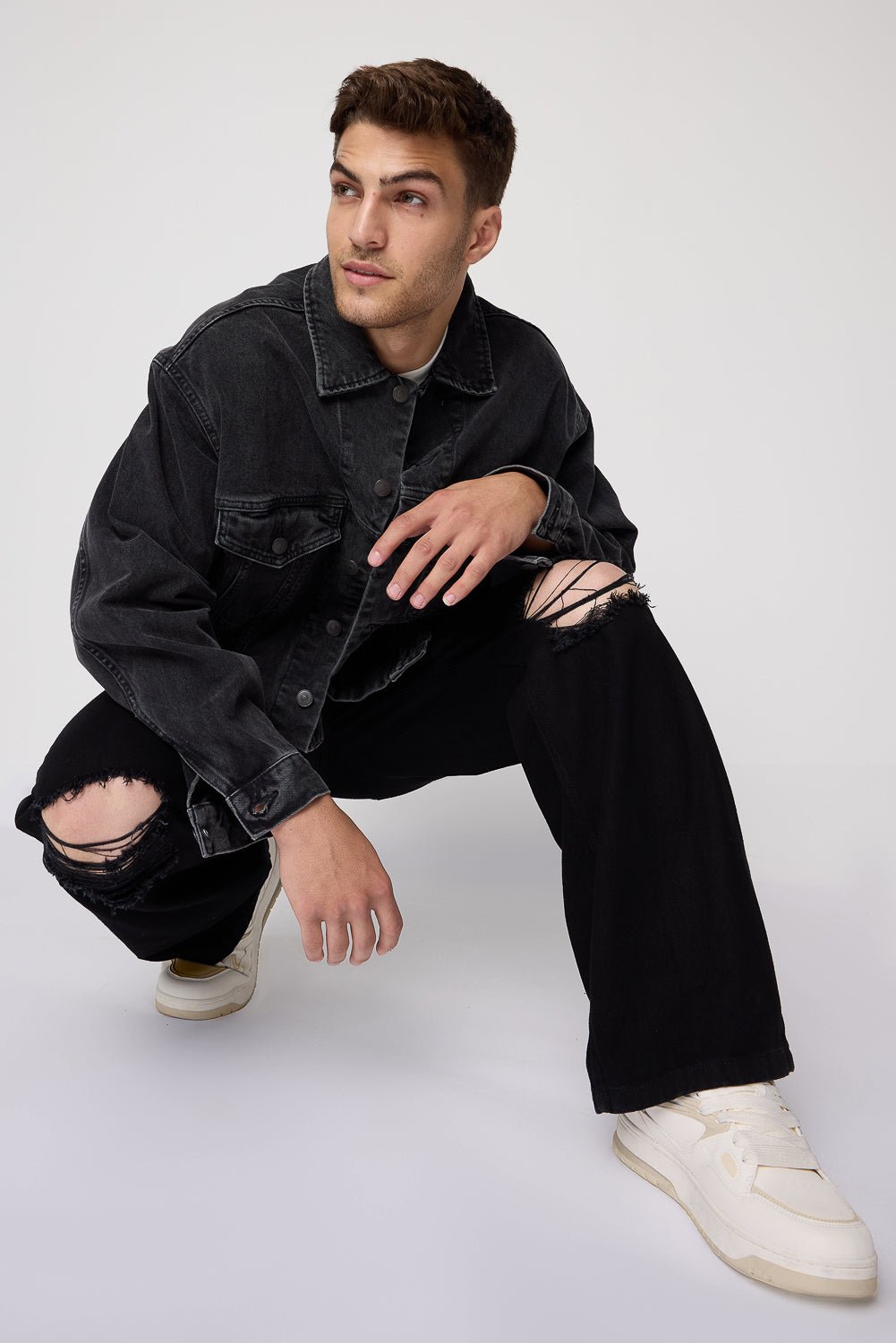 8JULY24_16484-Edit_de810d8e-fc65-4650-94f4-9f86883738e9.jpg Ash Grey Wash Modern Streetwear Wide-Fit Jeans for Men - Image 1